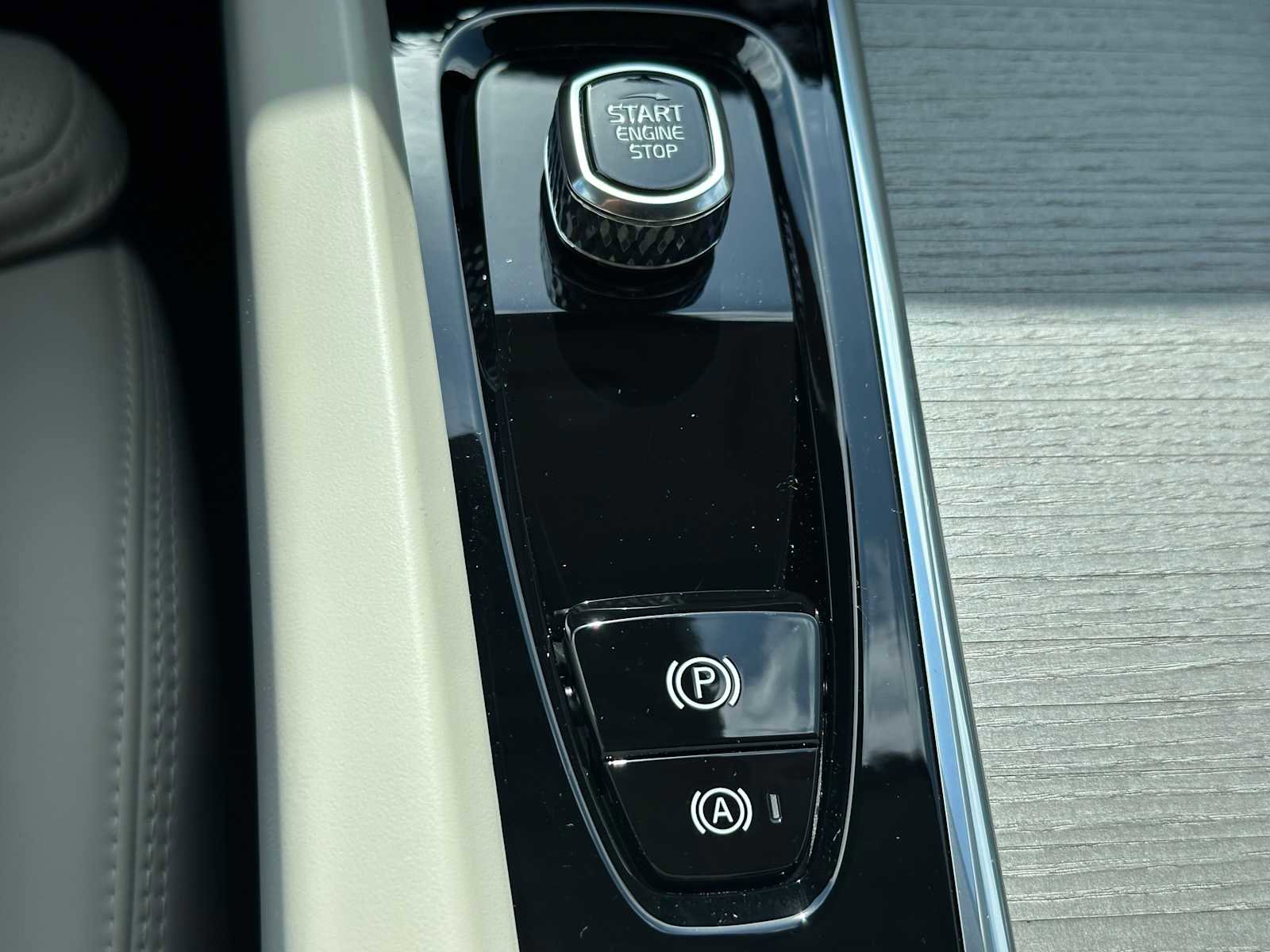 New 2025 Volvo XC60 B5 Ultra w/ Protection Package Premier image 30