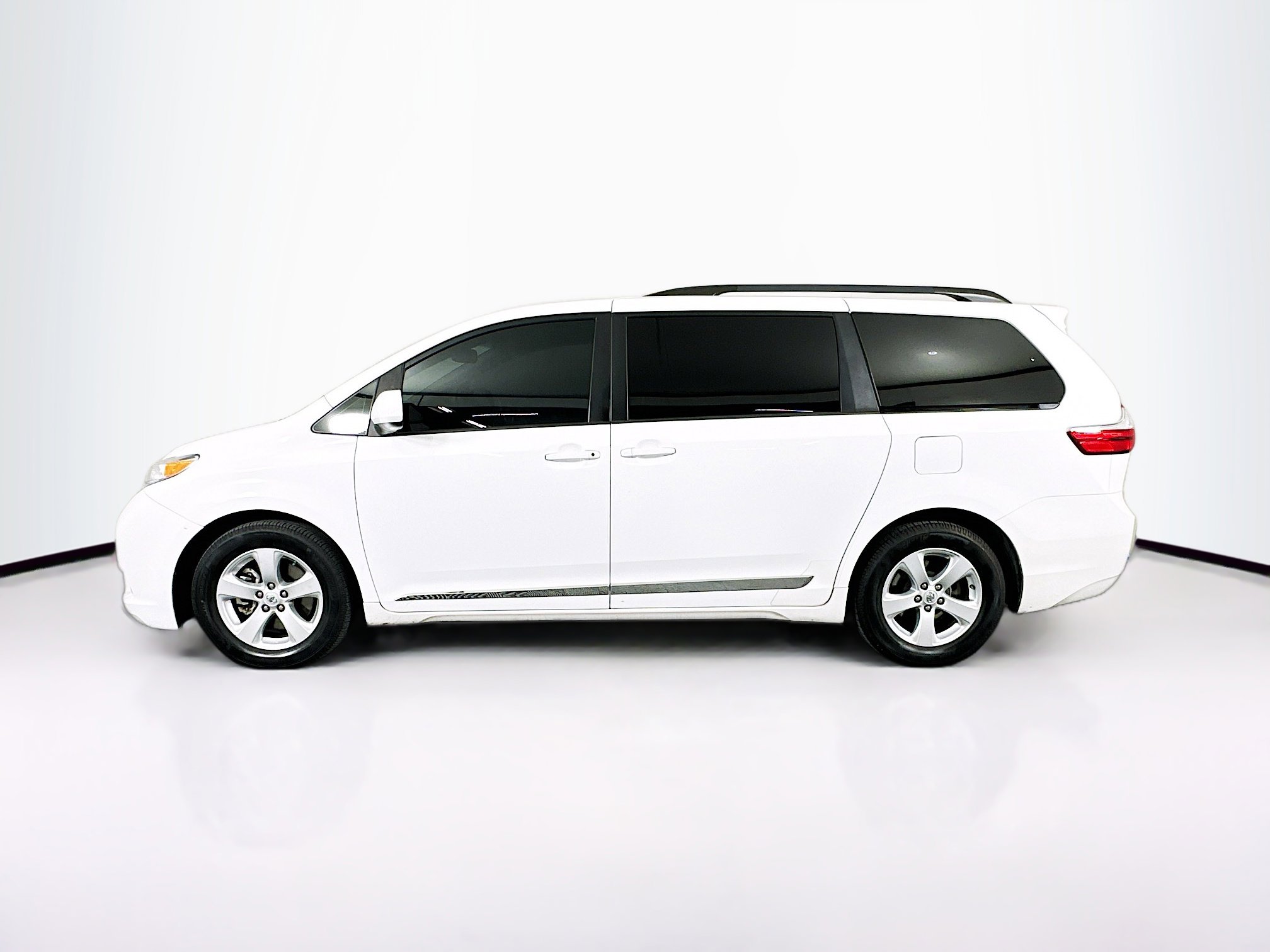 Used 2017 Toyota Sienna LE image 4