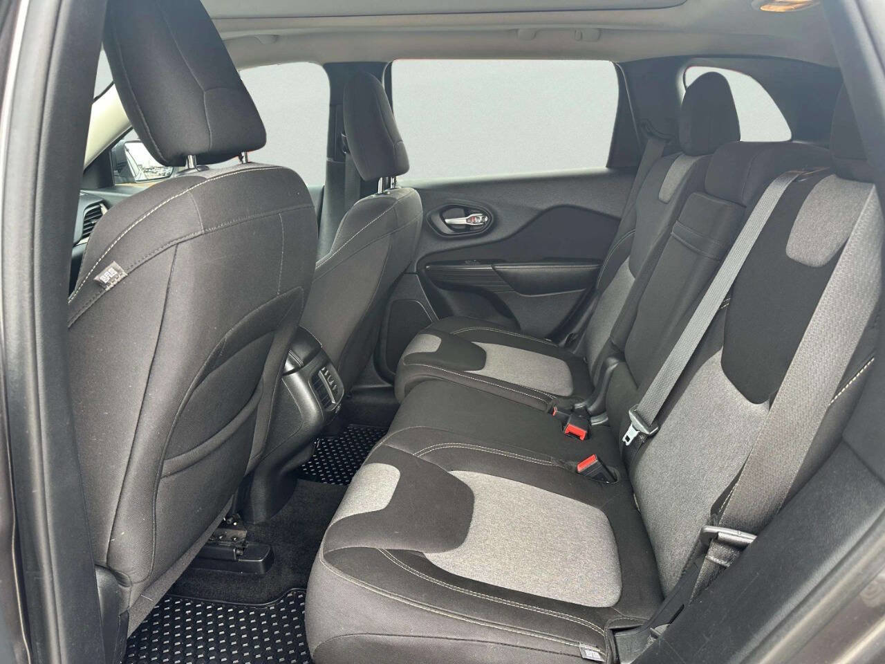 Used 2014 Jeep Cherokee Latitude w/ Comfort/Convenience Group AWD/4WD image 11