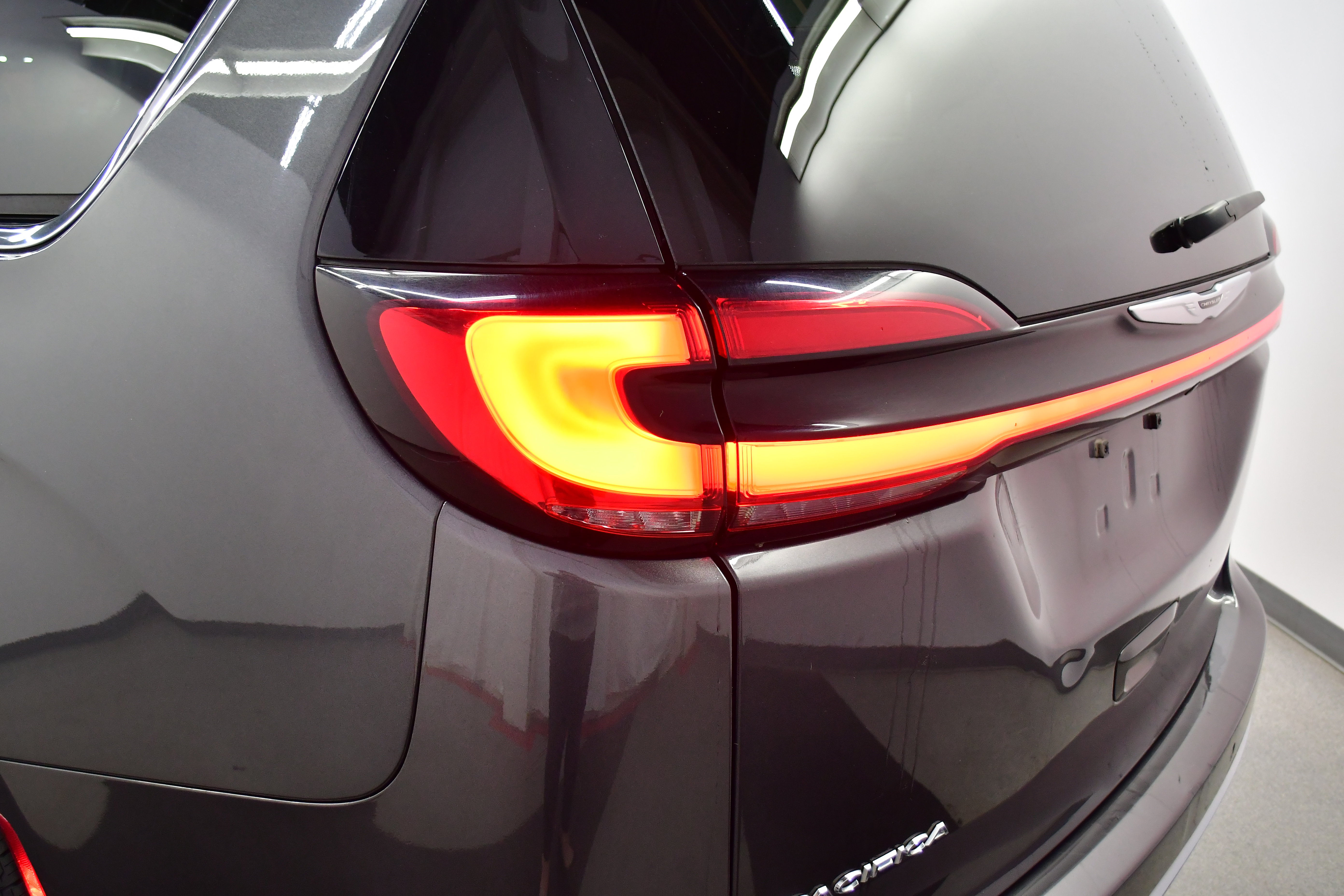 Used 2023 Chrysler Pacifica Touring-L FWD image 34