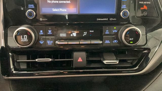 Used 2020 Toyota Highlander LE AWD/4WD image 18