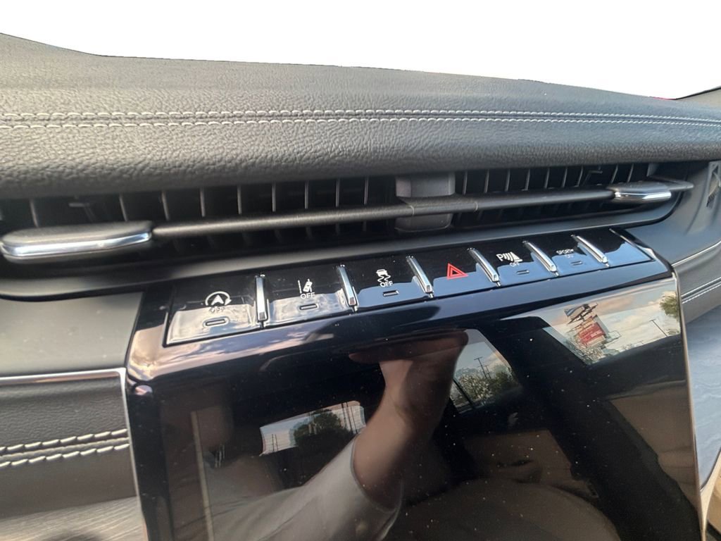 Used 2023 Jeep Grand Cherokee Limited image 27