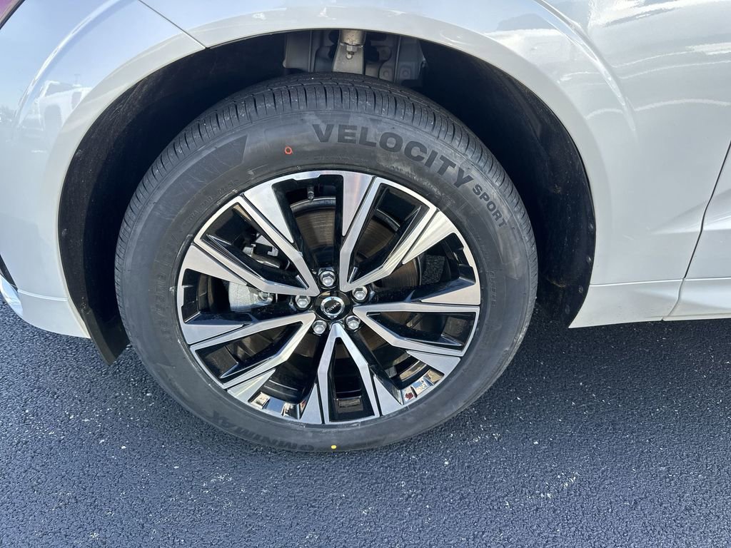 Used 2025 Volvo XC60 B5 Core image 10