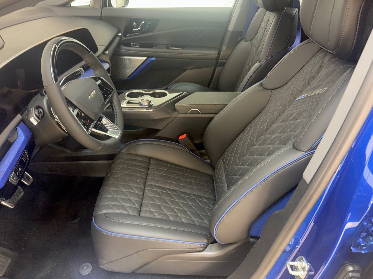 New 2027 Cadillac Optiq V w/ Deep Ocean Design Edition AWD/4WD image 5