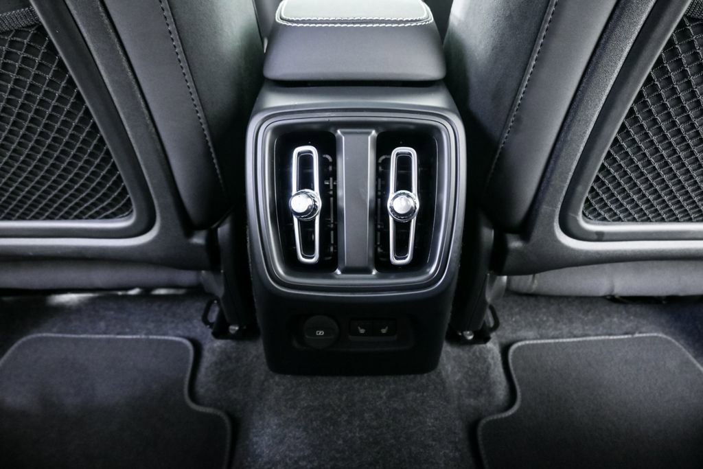 Certified 2025 Volvo XC40 B5 Plus image 21