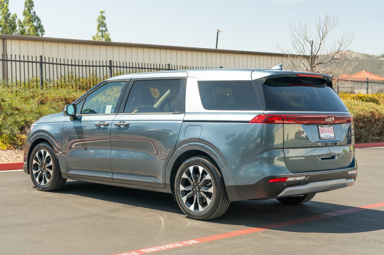 Used 2024 Kia Carnival EX FWD image 12