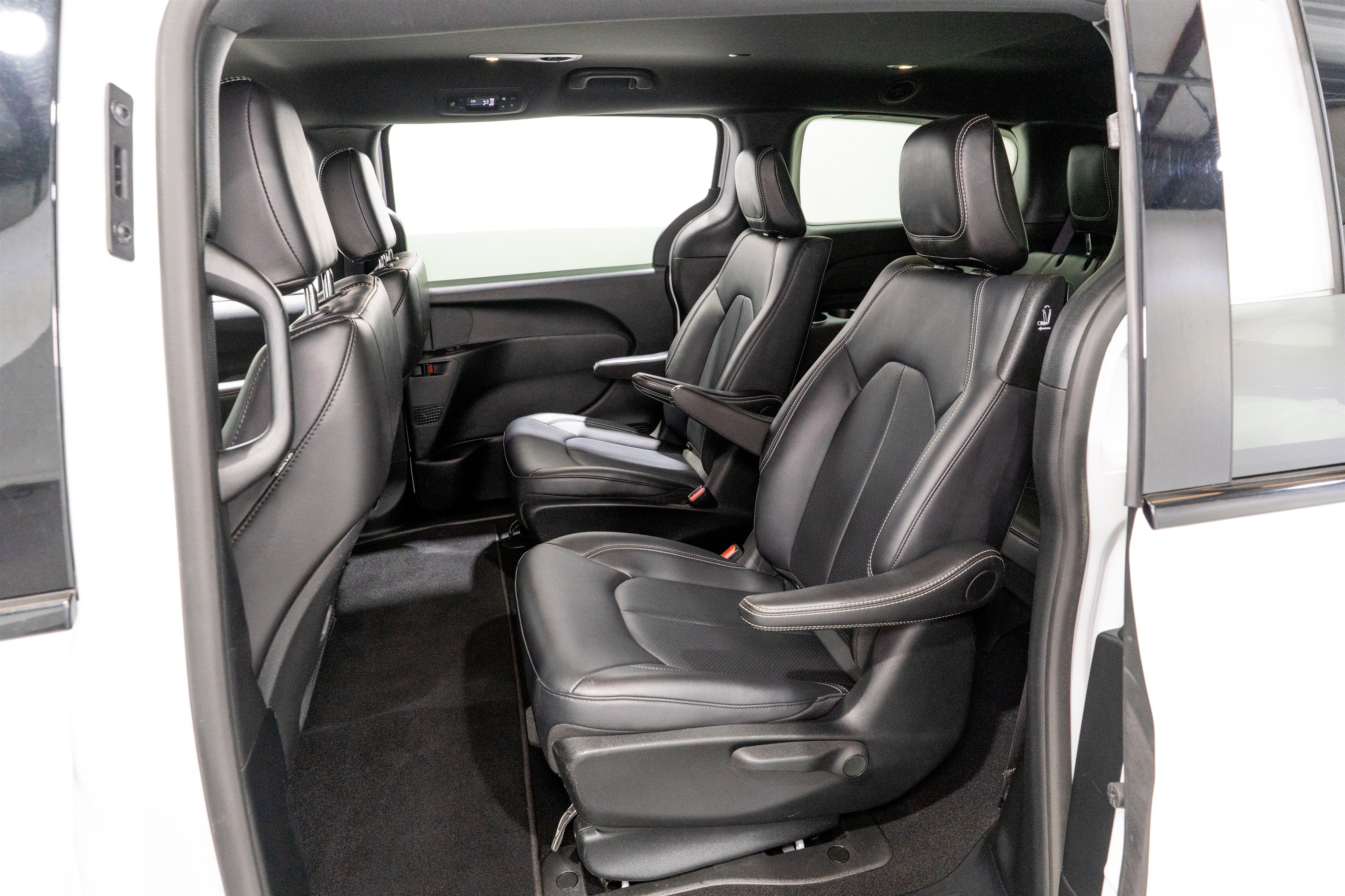 Used 2024 Chrysler Pacifica Limited FWD image 32