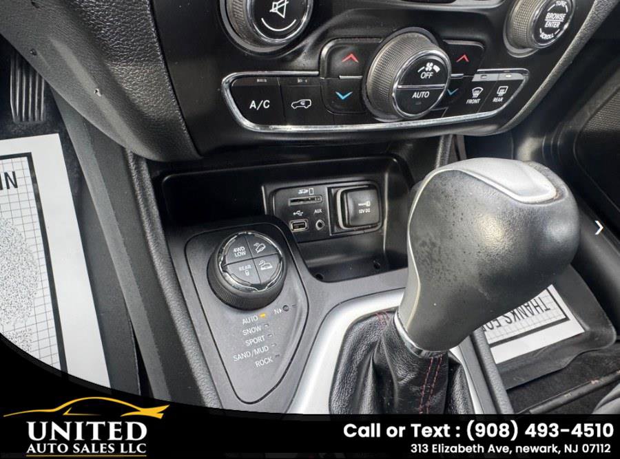 Used 2015 Jeep Cherokee Trailhawk w/ Comfort/Convenience Group AWD/4WD image 17