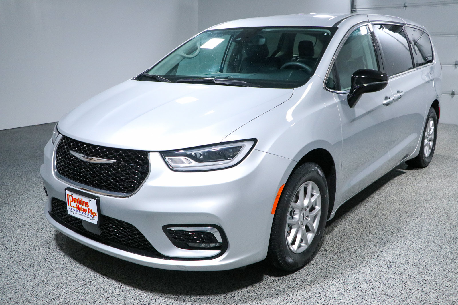 Used 2024 Chrysler Pacifica Touring-L FWD image 32