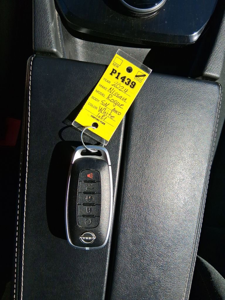 Used 2024 Nissan Rogue SV image 27