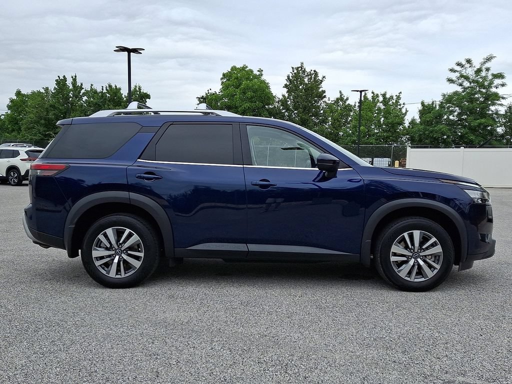 Used 2023 Nissan Pathfinder SL AWD/4WD image 10