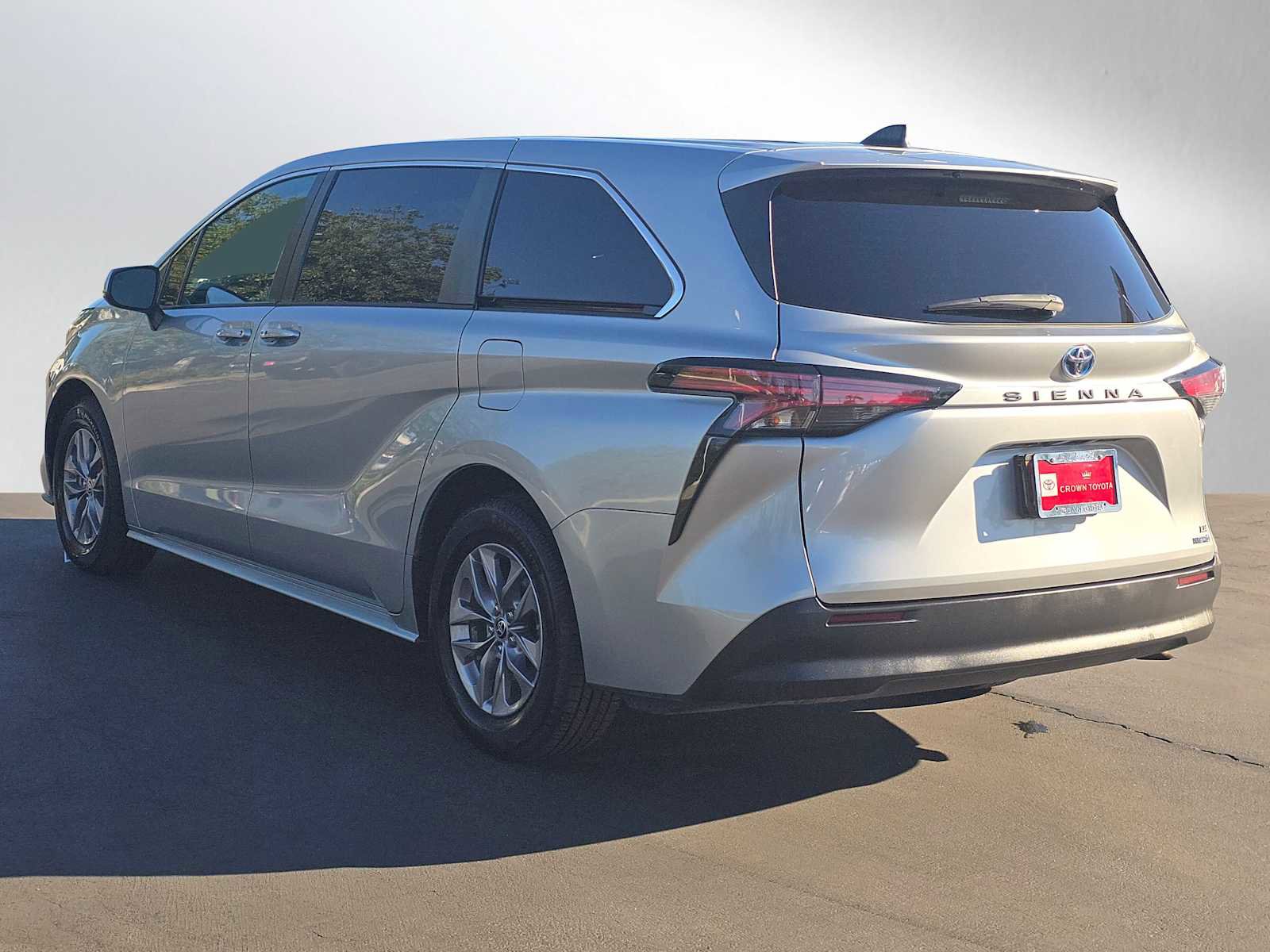 Used 2022 Toyota Sienna LE image 5