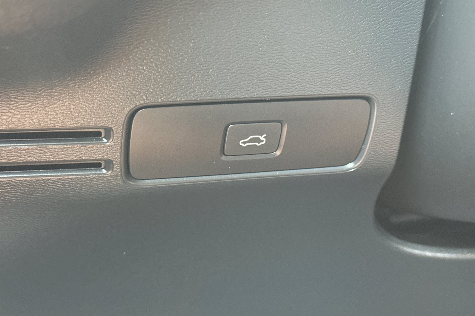 Certified 2023 Volvo C40 P8 Recharge Plus AWD/4WD image 31