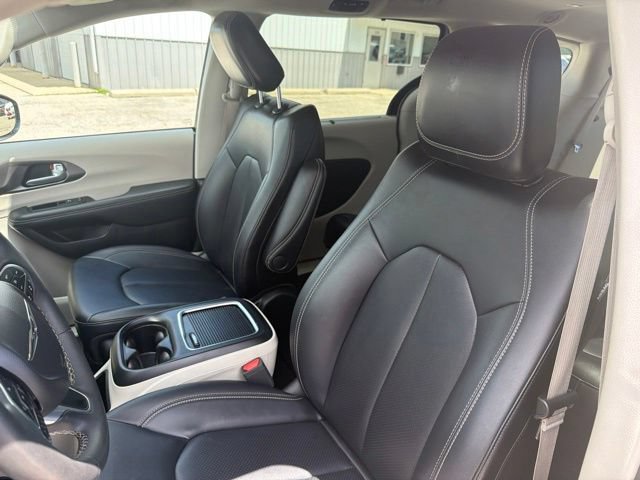 Used 2024 Chrysler Pacifica Touring-L FWD image 27