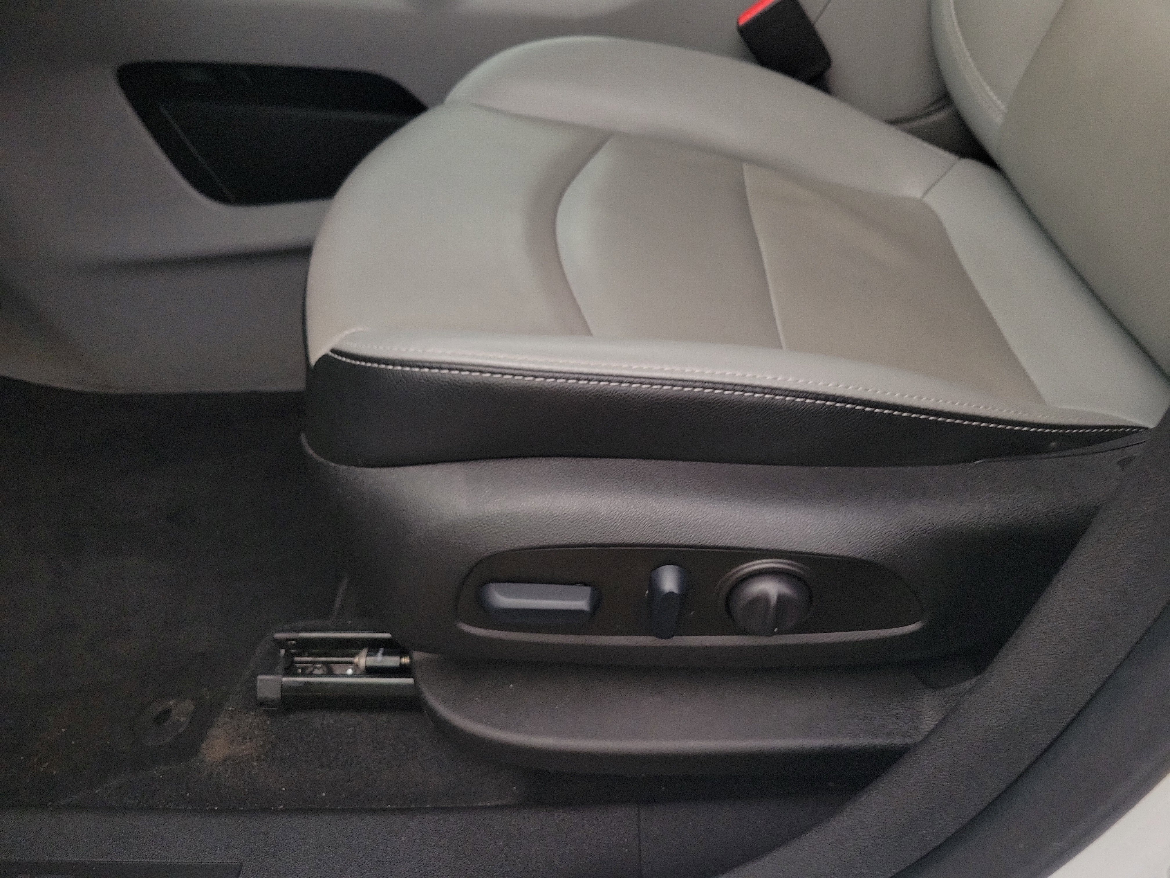 Used 2024 GMC Terrain SLT w/ Infotainment Package II image 16