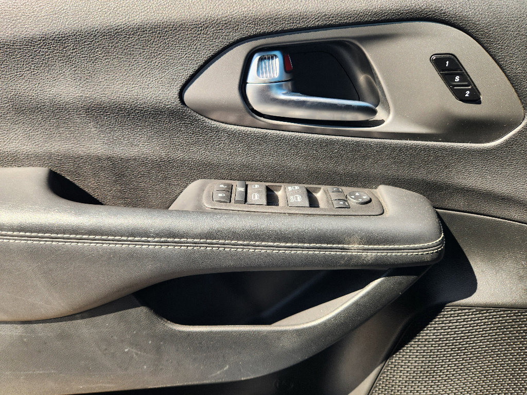 Used 2025 Chrysler Pacifica Select image 25