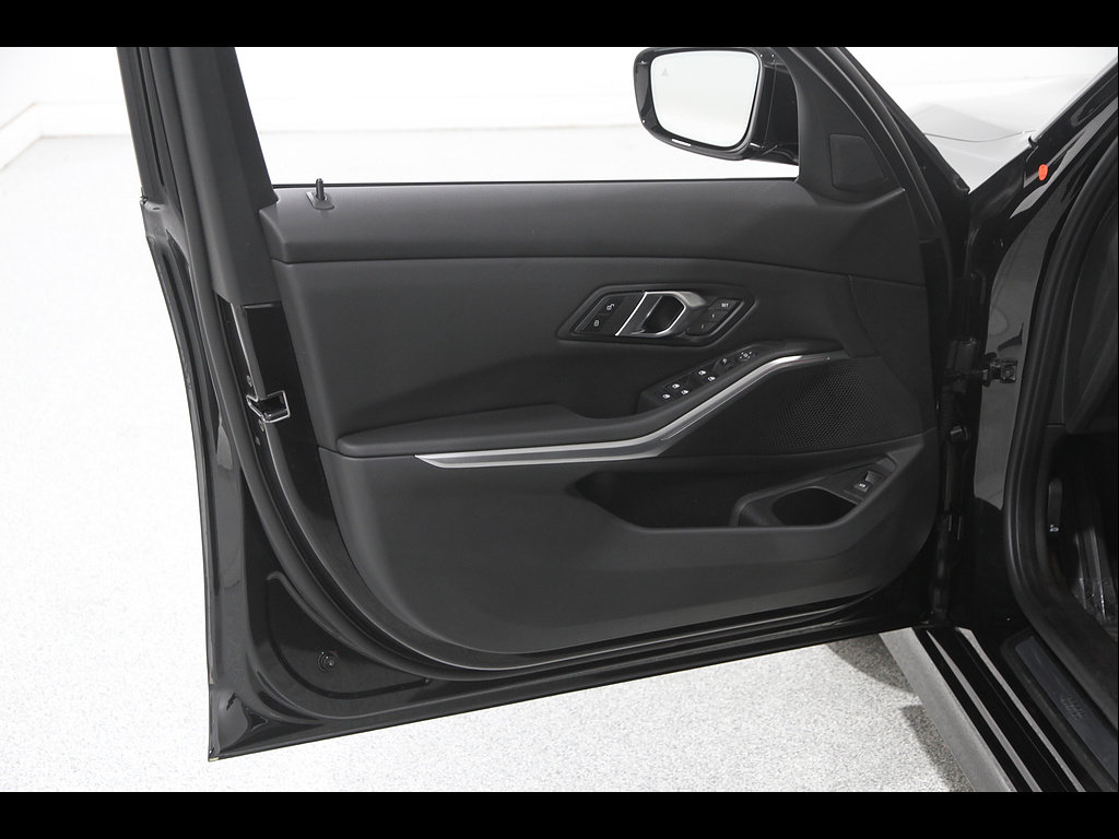 Used 2024 BMW 330i xDrive Sedan w/ Premium Package AWD/4WD image 4