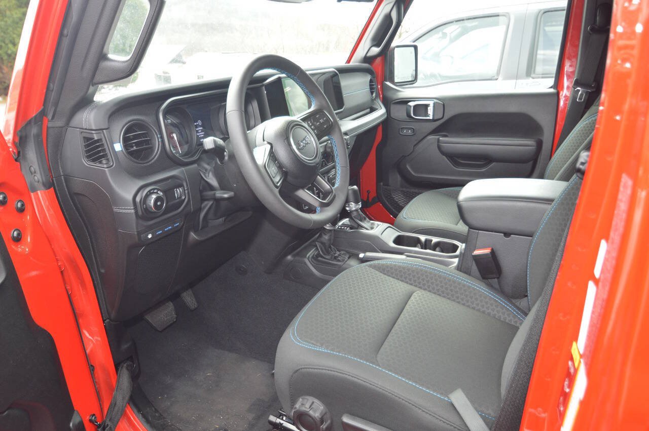 Used 2025 Jeep Wrangler Unlimited Rubicon 4xe w/ Safety Group AWD/4WD image 11