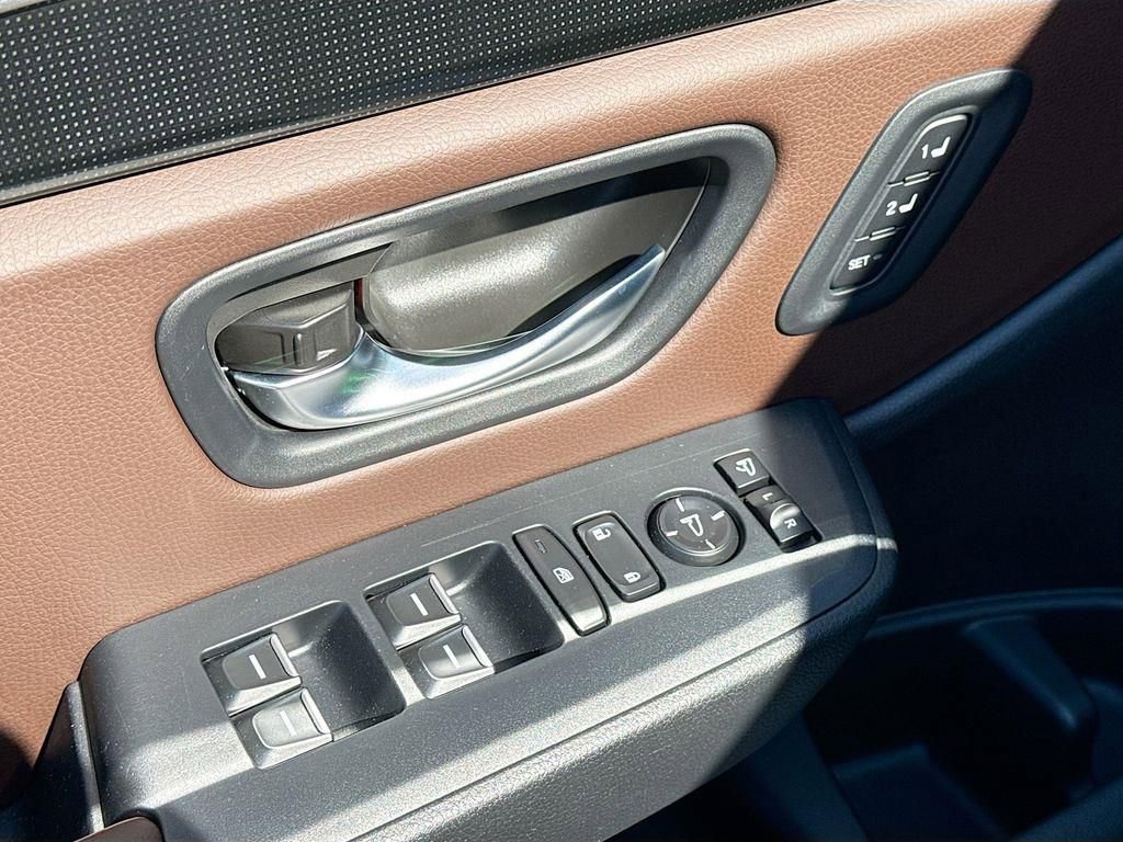 Used 2025 Honda Pilot Elite image 18