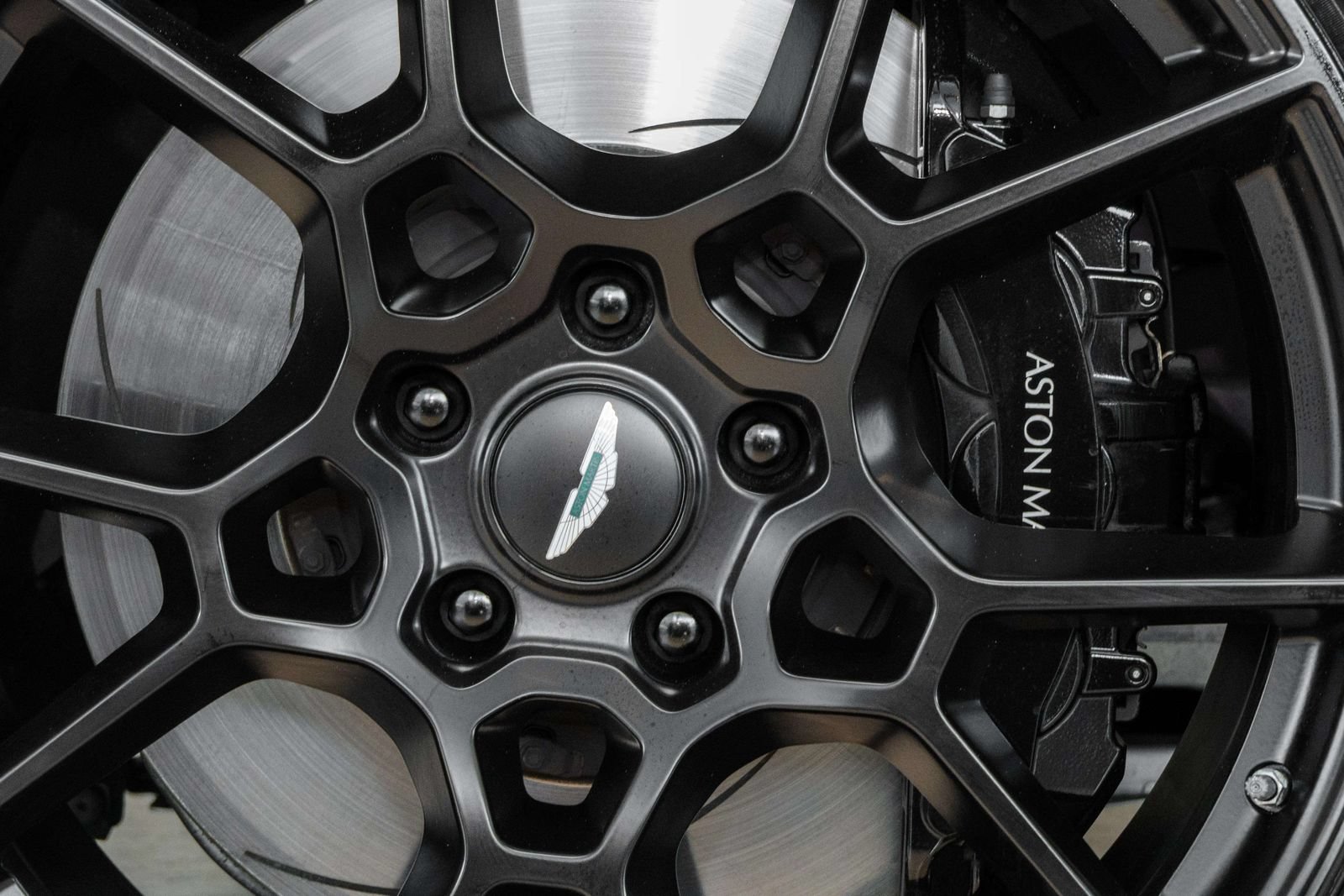 Used 2022 Aston Martin DBX AWD/4WD image 9