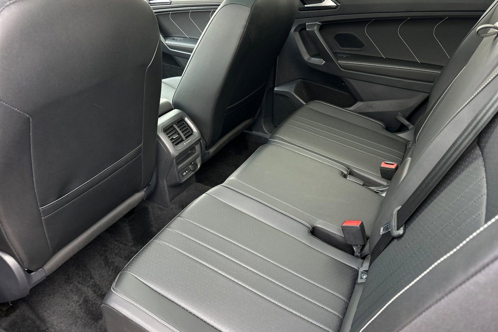 Used 2023 Volkswagen Tiguan SE w/ Panoramic Sunroof Package FWD image 12