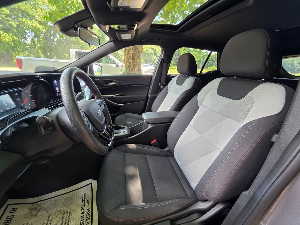 Used 2025 Chevrolet Trax RS w/ Sunroof Package FWD image 16
