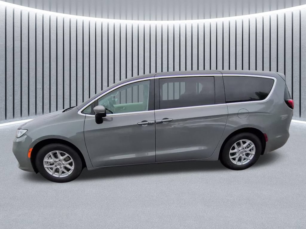 Used 2023 Chrysler Pacifica Touring-L FWD image 5