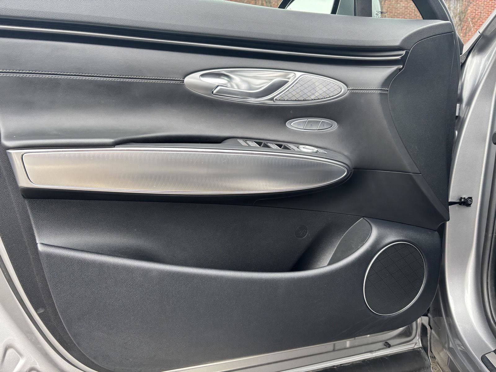 Used 2024 Genesis GV70 2.5T w/ Select Package image 11