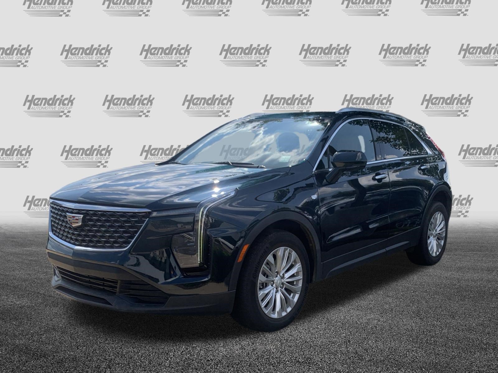 Used 2024 Cadillac XT4 Luxury w/ Cold Weather Package FWD image 5
