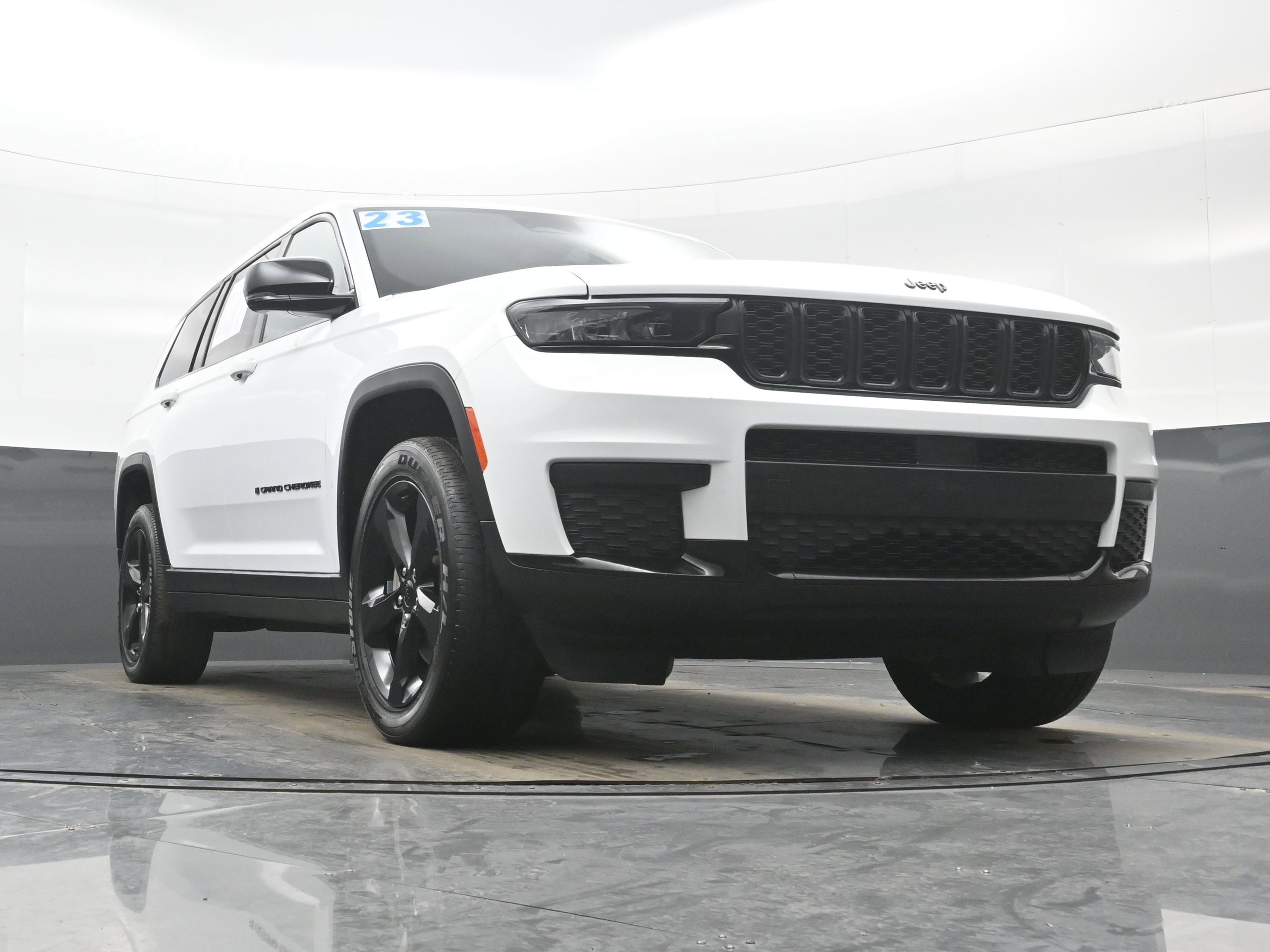 Used 2023 Jeep Grand Cherokee L Laredo image 32