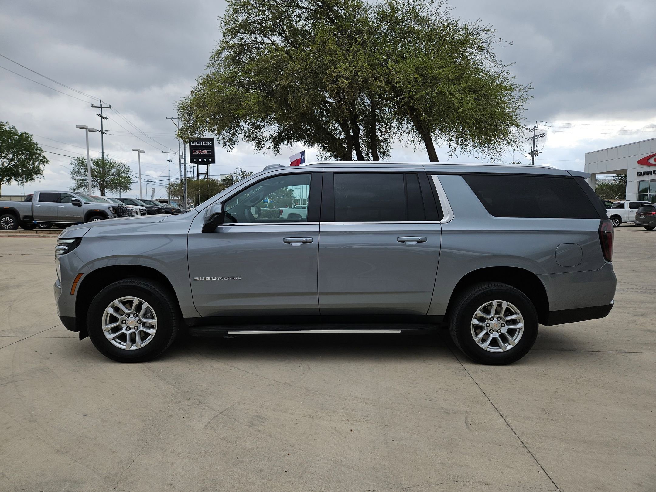Certified 2025 Chevrolet Suburban LT AWD/4WD image 6