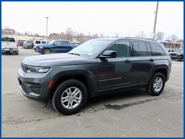 Used 2023 Jeep Grand Cherokee Laredo w/ Luxury Tech Group I AWD/4WD image 3