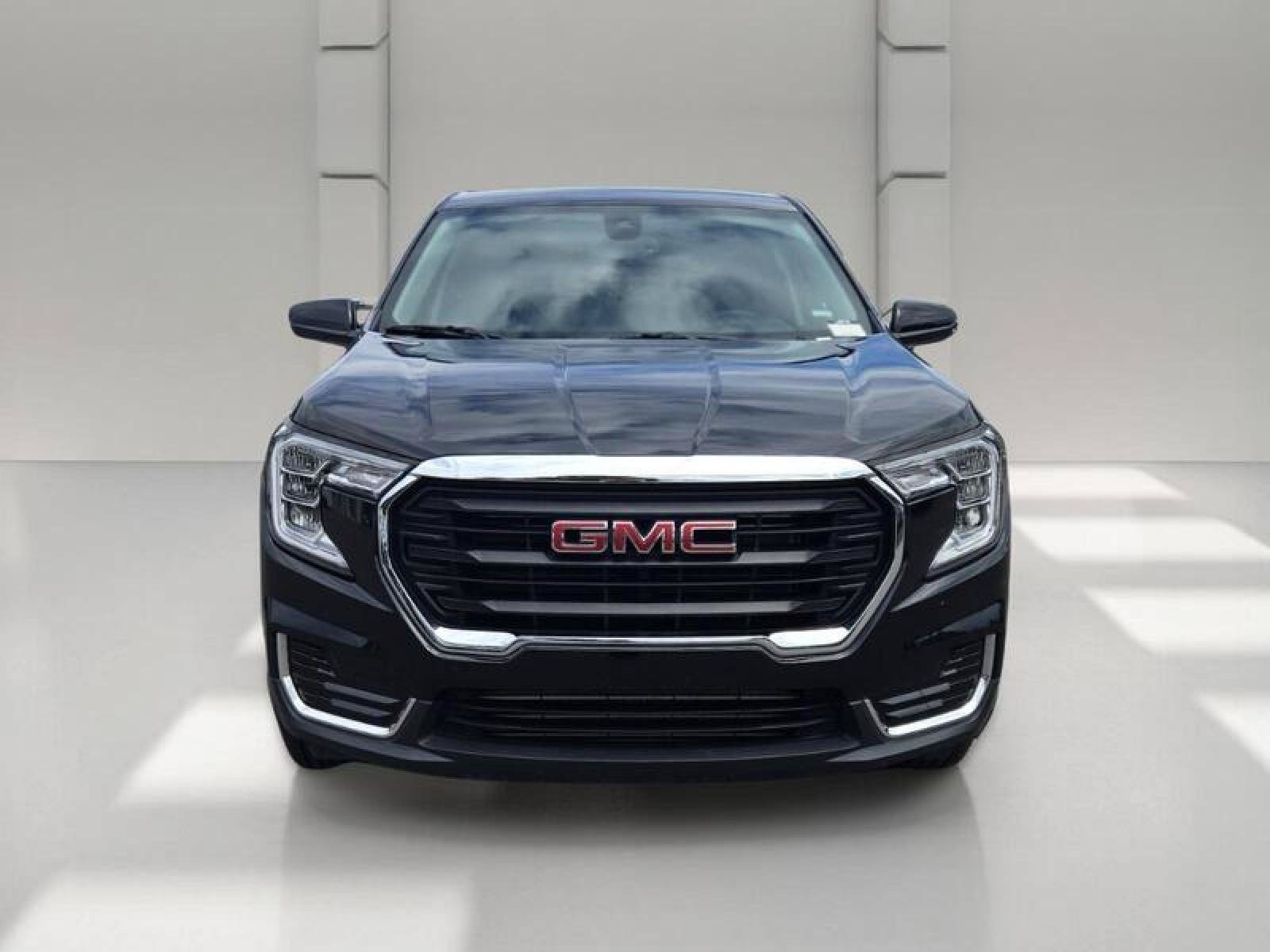 Used 2024 GMC Terrain SLE AWD/4WD image 2