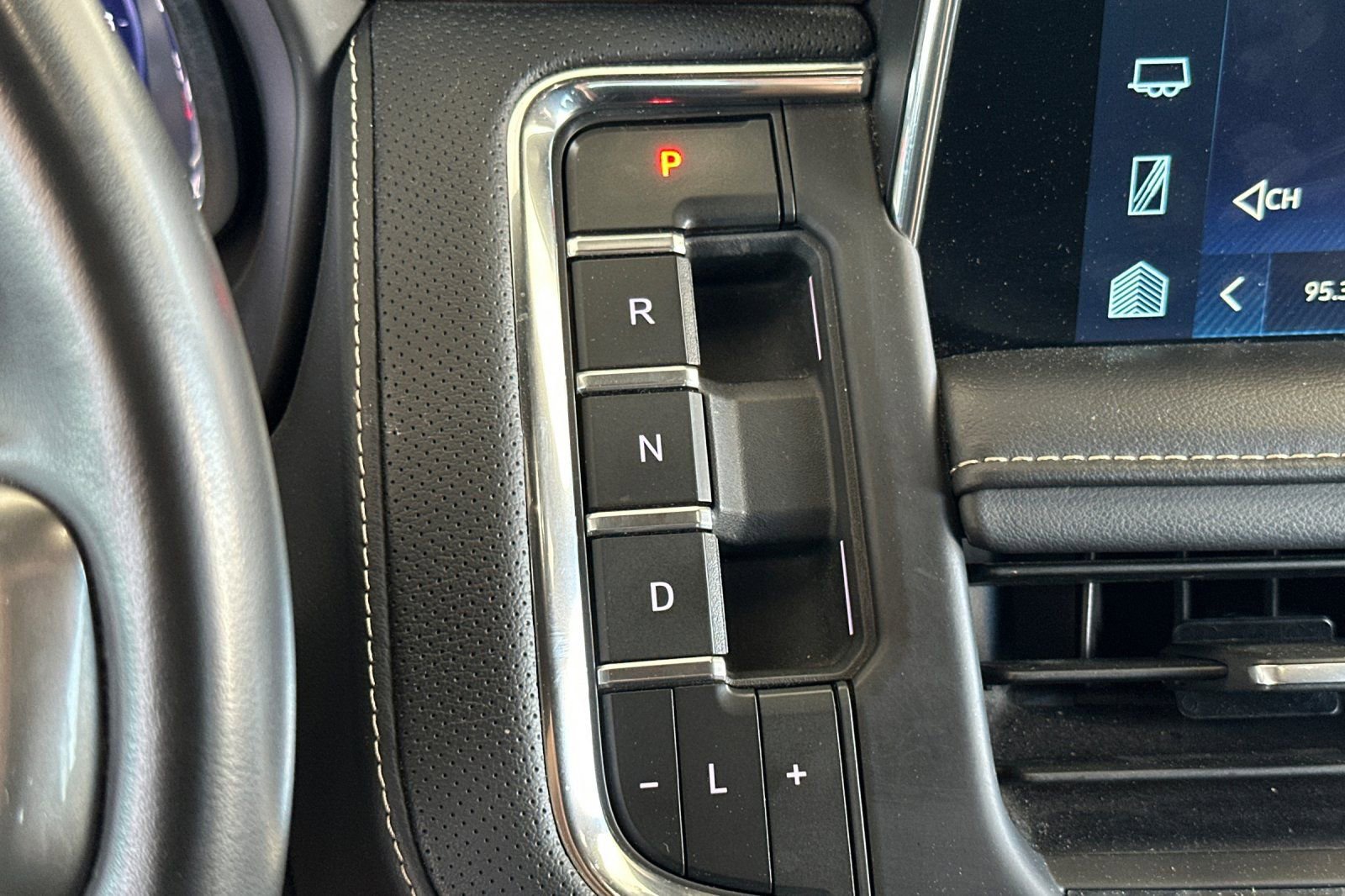 Used 2023 Chevrolet Suburban Premier image 22