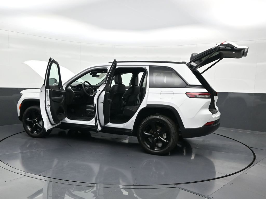 Used 2025 Jeep Grand Cherokee Limited w/ Black Appearance Package image 34