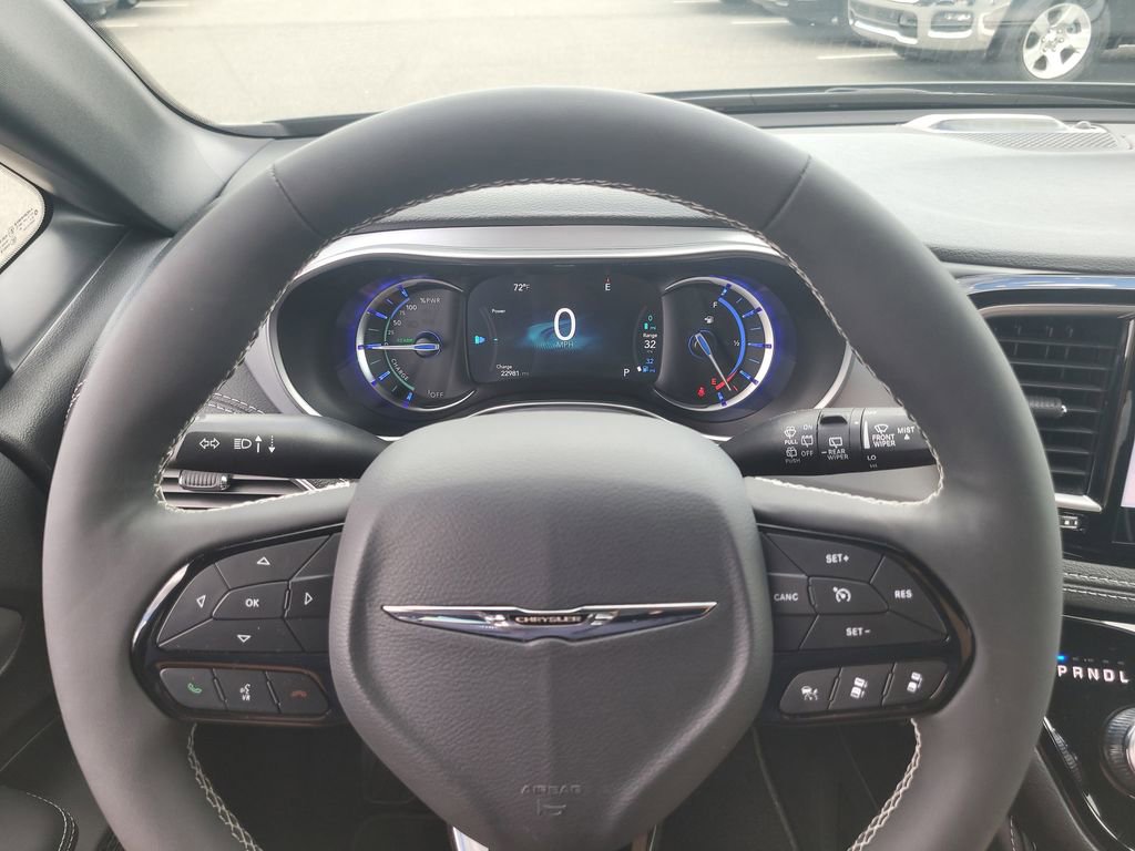 Used 2025 Chrysler Pacifica Premium image 28