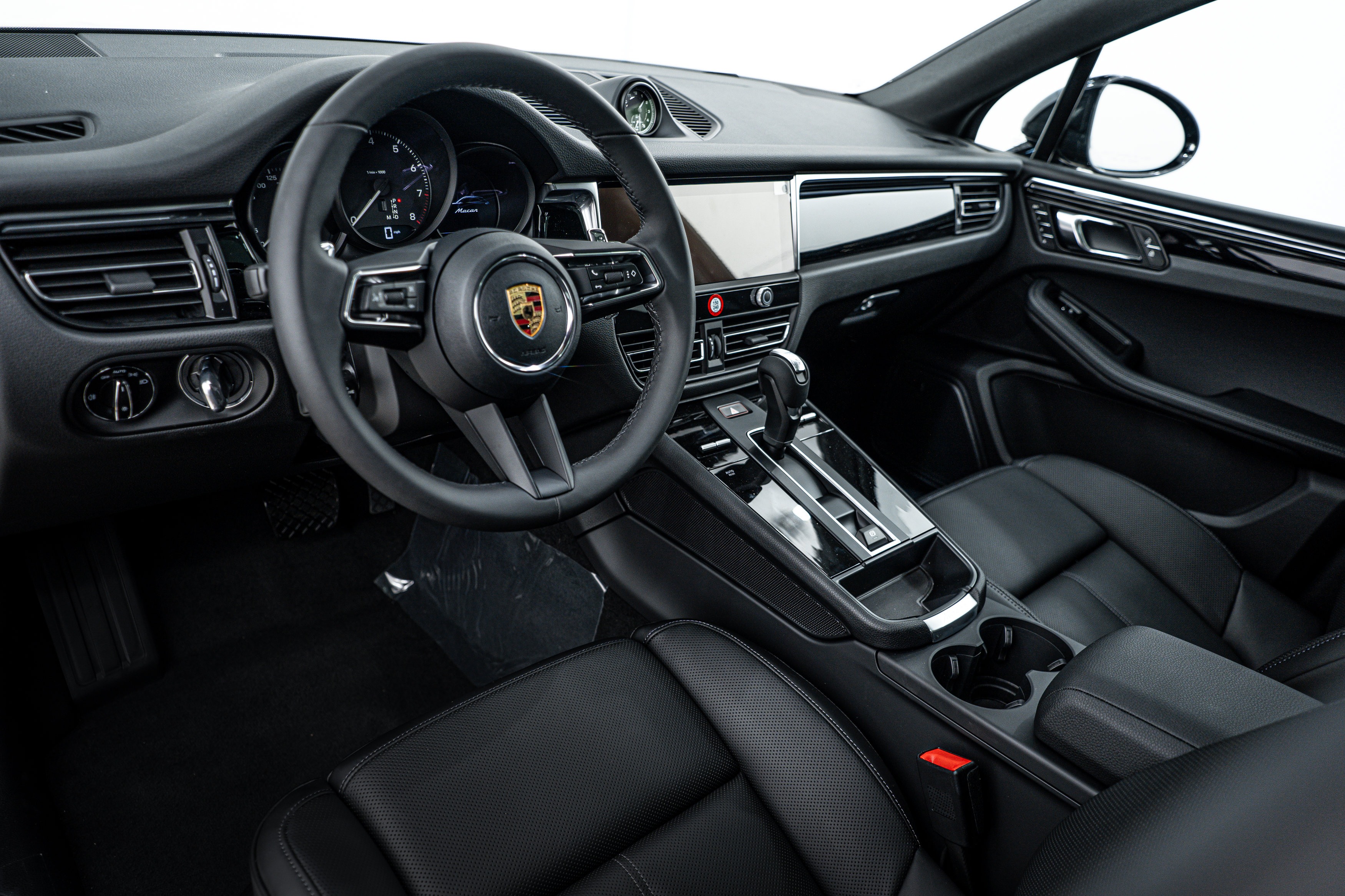 Certified 2026 Porsche Macan AWD/4WD image 4