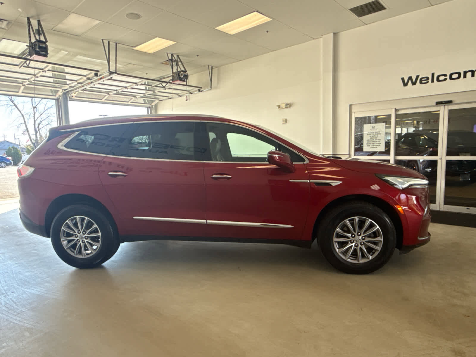 Used 2023 Buick Enclave Essence image 5