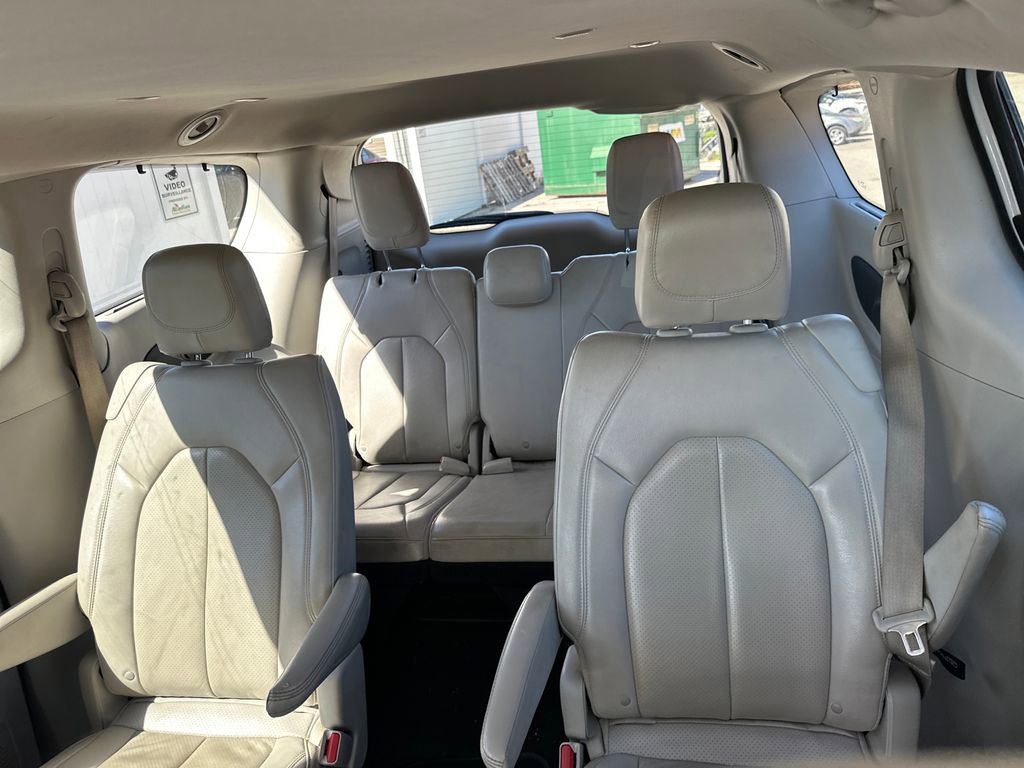 Used 2021 Chrysler Pacifica Touring-L FWD image 18