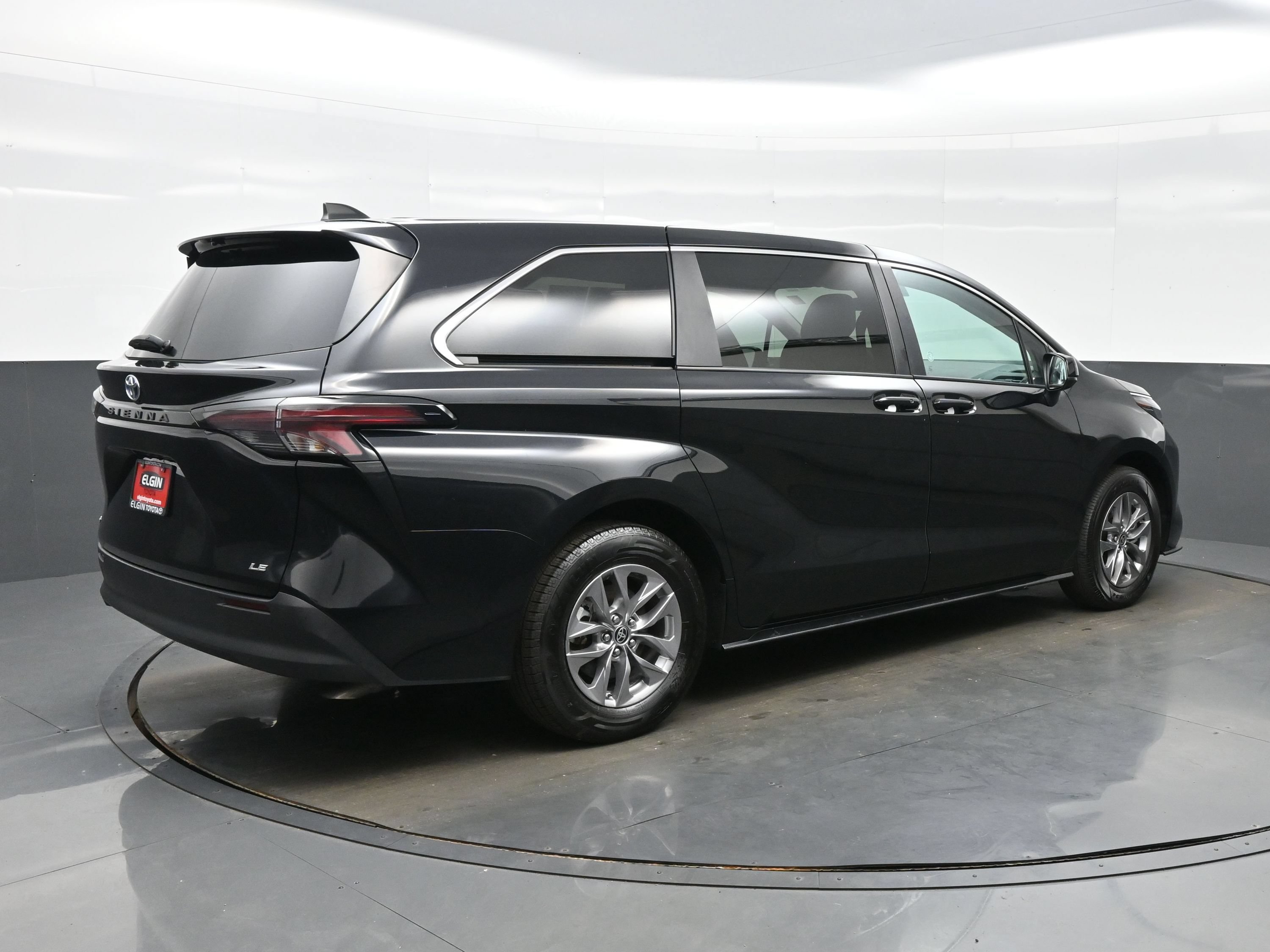Used 2025 Toyota Sienna LE FWD image 6