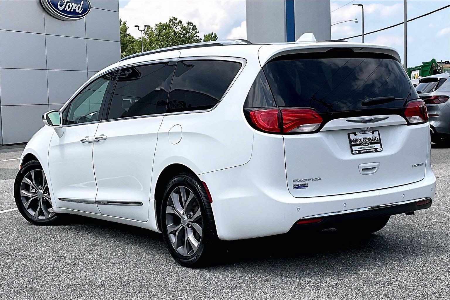 Used 2018 Chrysler Pacifica Limited w/ Tire & Wheel Group FWD image 11
