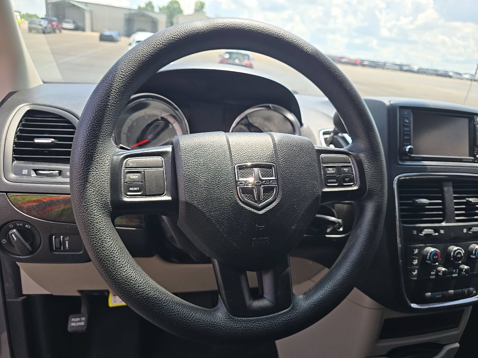 Used 2018 Dodge Grand Caravan SE FWD image 4