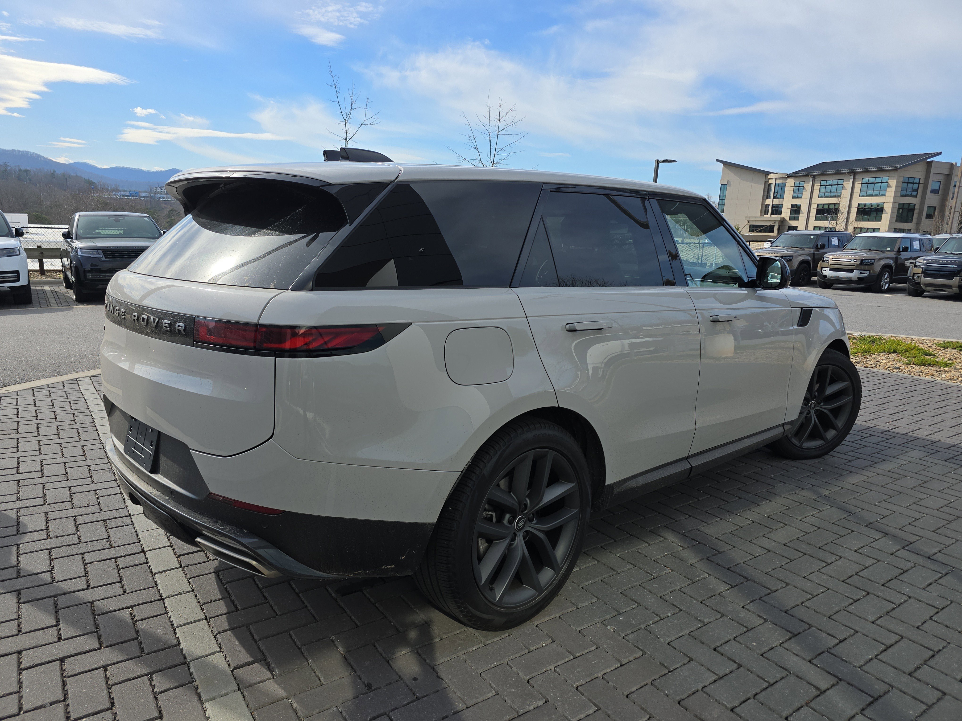 Used 2025 Land Rover Range Rover Sport SE AWD/4WD image 5