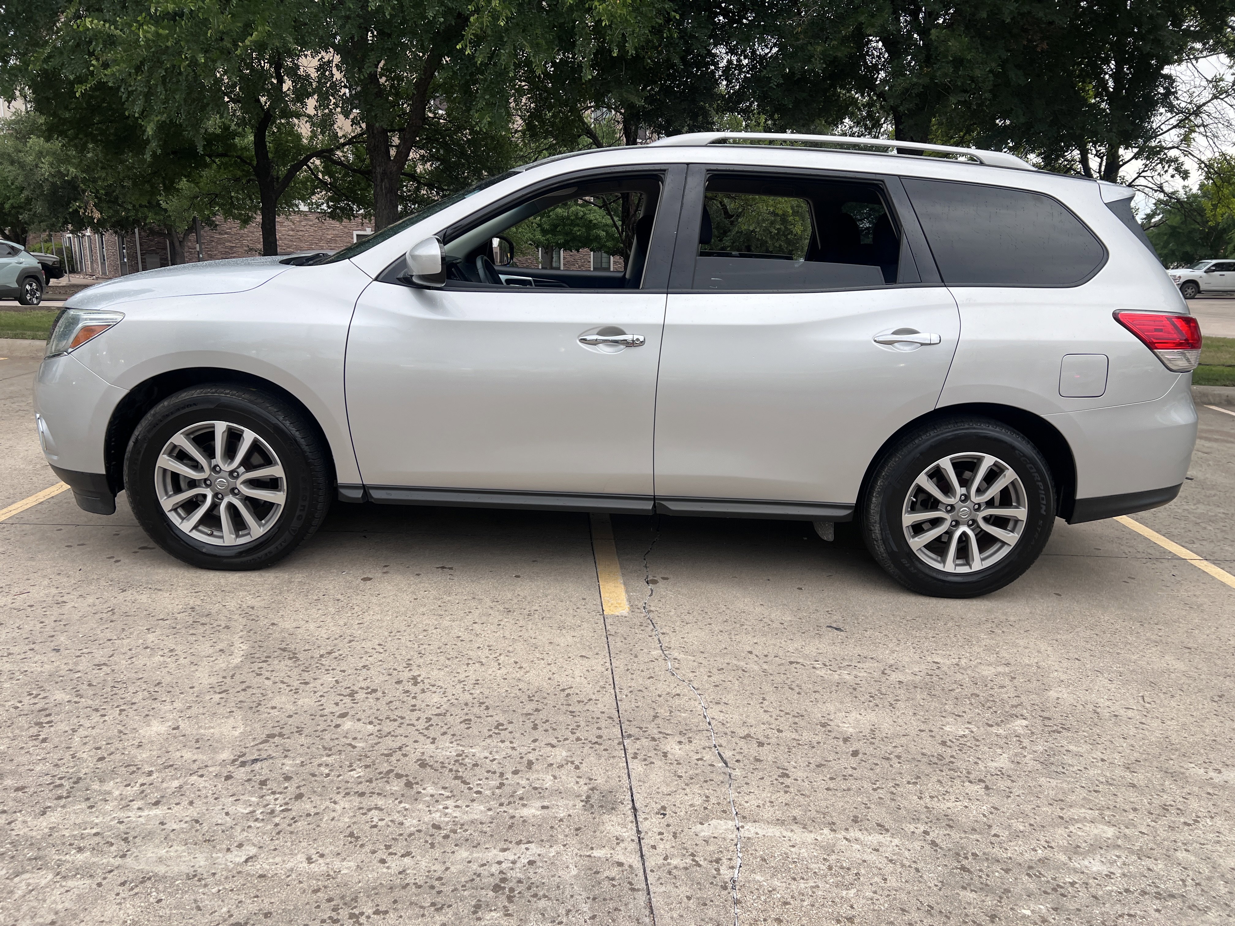 Used 2015 Nissan Pathfinder SV image 4