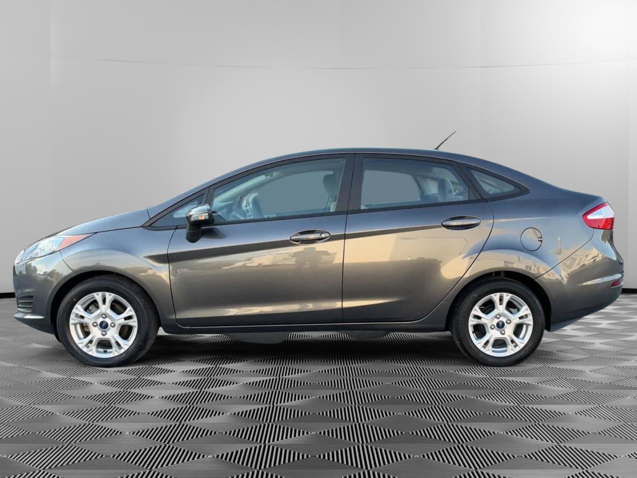Used 2016 Ford Fiesta SE w/ Cold Weather Package FWD image 5