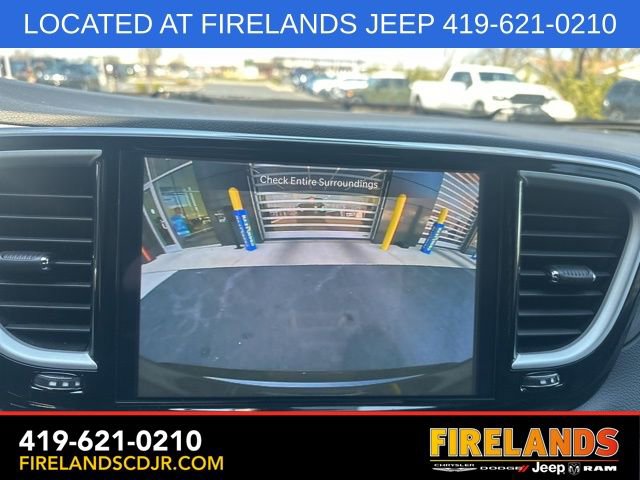 Used 2025 Chrysler Pacifica Select image 24