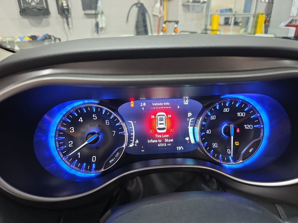 Used 2023 Chrysler Pacifica Touring-L image 21