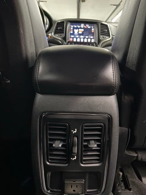 Used 2018 Jeep Grand Cherokee Altitude AWD/4WD image 16