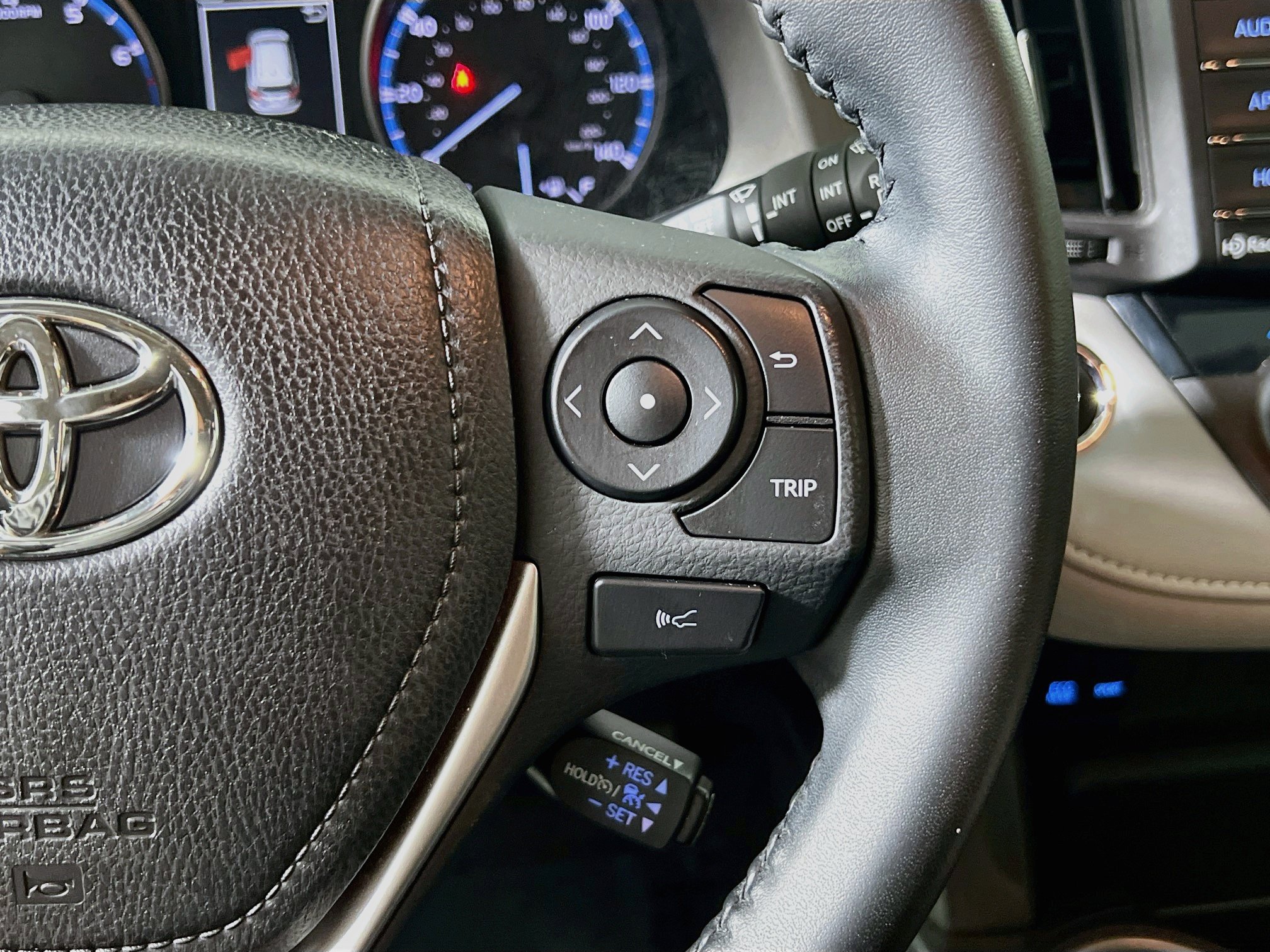 Used 2018 Toyota RAV4 XLE FWD image 20