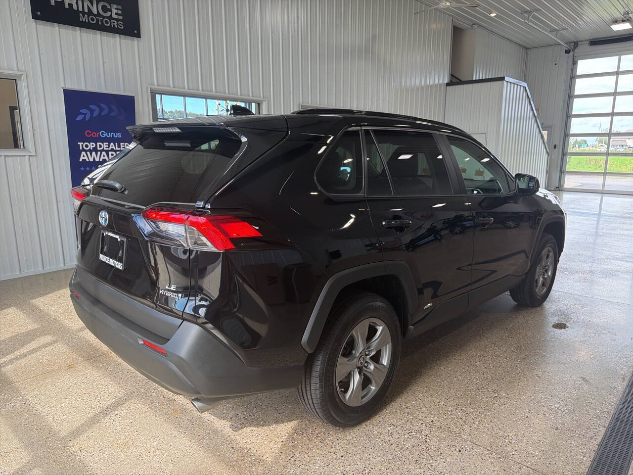 Used 2023 Toyota RAV4 LE AWD/4WD image 4